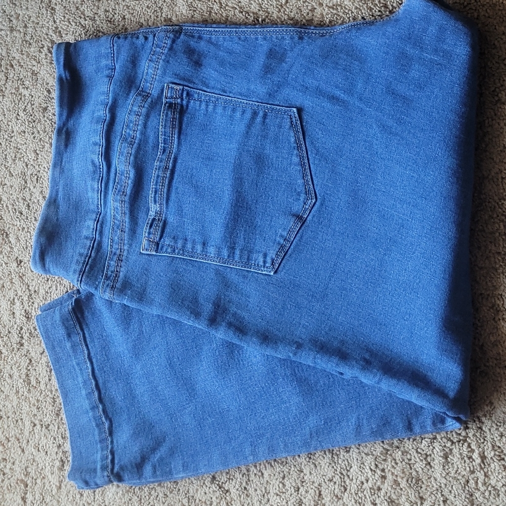 2 pairs of Womens capri's